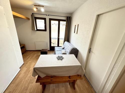 un salon avec une table et un canapé dans l'établissement Au coeur de la montagne, à Font-Romeu