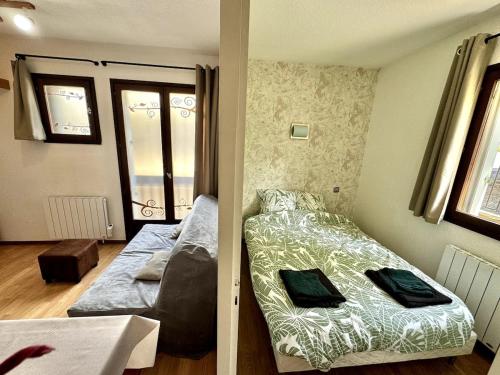 une petite chambre avec un lit et une fenêtre dans l'établissement Au coeur de la montagne, à Font-Romeu