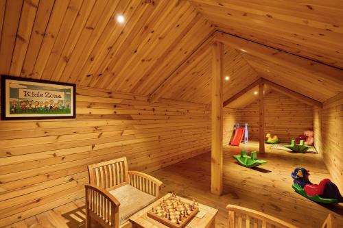 a room with a wooden cabin with wooden walls at Deventure Shimla Hills in Kandāghāt