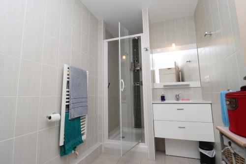 a bathroom with a shower and a sink at Le Dream by Tranquil at Home - Parking, Piscine, Plage et Wifi in Pornichet