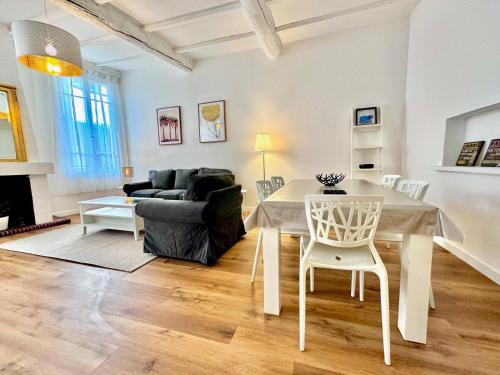 un salon avec une table et un canapé dans l'établissement ApartHotel Riviera - Maison de la Poissonnerie - Vieille Ville - Grand Appartement 3 piece AC - 5min de la Promenade des Anglais, à Nice