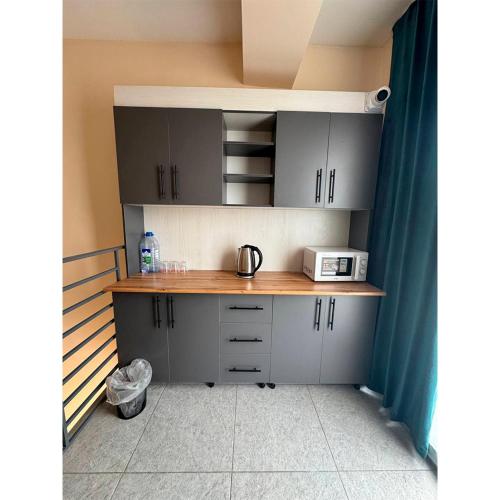 Кухня или мини-кухня в A Hostel
