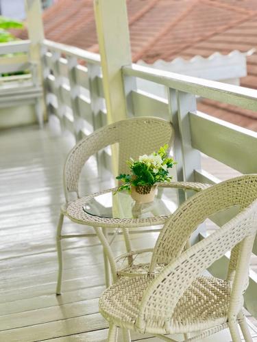 Un balcón o terraza en Zane Balcony House Ranong Hotel เซน บัลโคนี่ เฮ้าส์ ระนอง