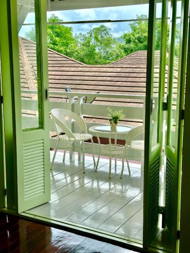 Un balcón o terraza en Zane Balcony House Ranong Hotel เซน บัลโคนี่ เฮ้าส์ ระนอง