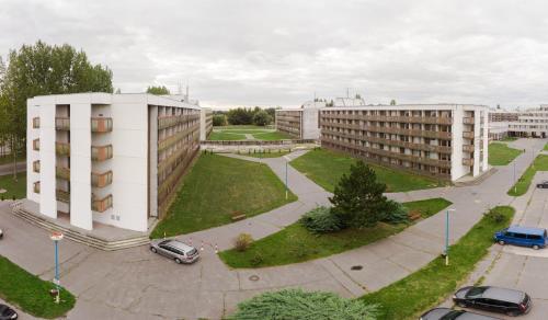 an aerial view of a building and a parking lot at RPG Veľkokapacitné ubytovacie zariadenie in Gabčíkovo
