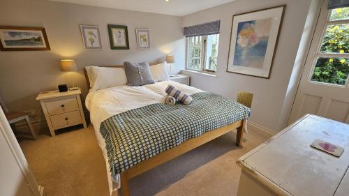a small bedroom with a bed and a table at Workshop in Saint Mawes