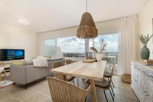Sun-Soaked Home - Panoramic Sea View, Pool, Parking