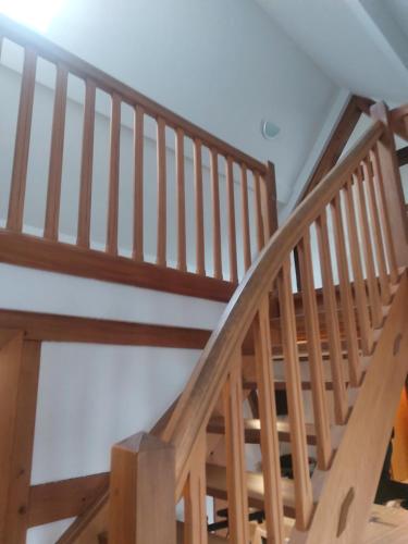 - un escalier en bois en colimaçon dans une maison aux murs blancs dans l'établissement charmant trois pieces cosy, à Berstett