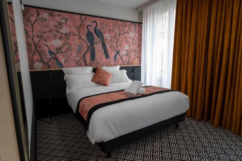 a bedroom with a large bed with a painting on the wall at Hôtel et Restaurant Le Regina in Le Puy en Velay