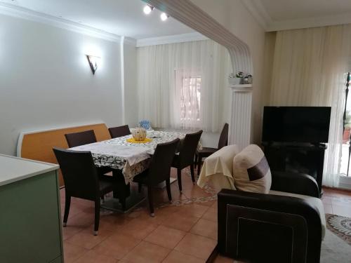 a dining room with a table and chairs at fuar VİLLA in Beylikduzu