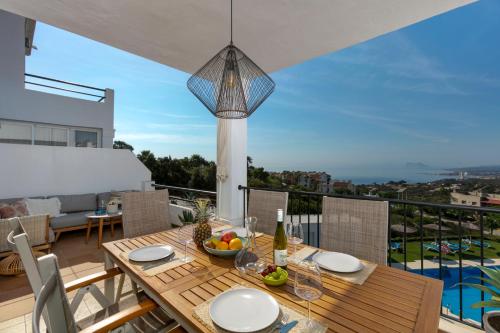 Sun-Soaked Home - Panoramic Sea View, Pool, Parking