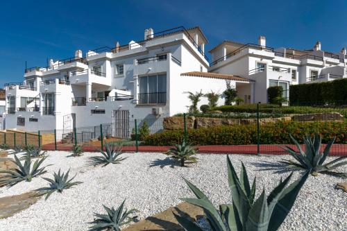 Sun-Soaked Home - Panoramic Sea View, Pool, Parking