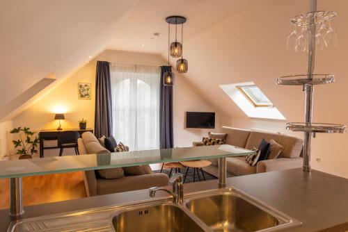 TV a/nebo společenská místnost v ubytování Hotel & Apartments Bibois Leuven