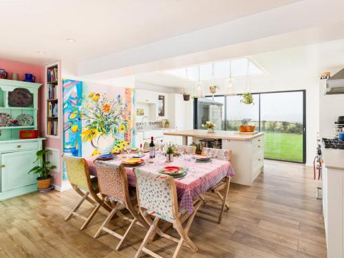 Η κουζίνα ή μικρή κουζίνα στο Pass the Keys Idyllic family home Stunning views Garden