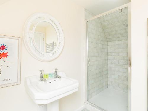 Ένα μπάνιο στο Pass the Keys Idyllic family home Stunning views Garden