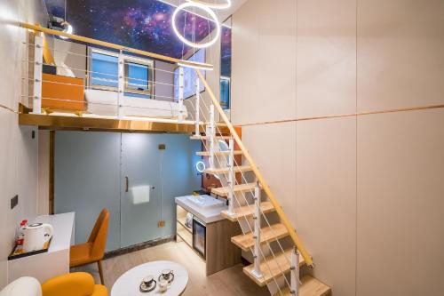 Fotografie z fotogalerie ubytování Dequan Luxury Hotel National Exhibition Center Wangjing Bridge Branch The subway is right outside the door Coffee, fruits, snacks, a gym and a laundry room are provided for free in the lobby v Pekingu