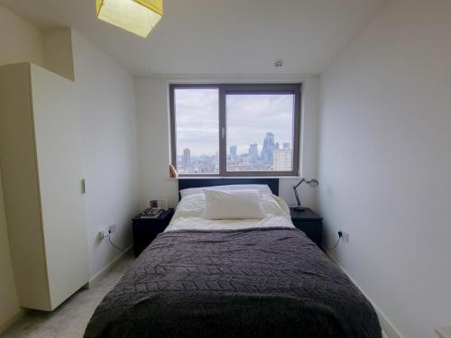 Postel nebo postele na pokoji v ubytování Modern Flat w Skyline Views PTK