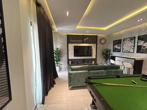 Televisyen dan/atau pusat hiburan di VACATION HOMES - 5 bedroom private compound home in lekki phase 1 - rooftop, pool, spa, cinema, 24h light & security