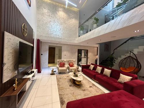 Televisyen dan/atau pusat hiburan di VACATION HOMES - 5 bedroom private compound home in lekki phase 1 - rooftop, pool, spa, cinema, 24h light & security