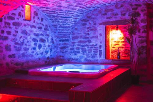Cette chambre dispose d'une baignoire et d'un éclairage violet. dans l'établissement La reine dorel chambre romantique, à Besançon
