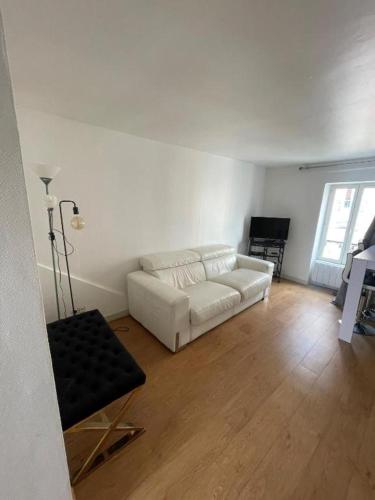 un salon avec un canapé blanc et une table dans l'établissement Appartements sympas et confortables proche de Paris, à Nanterre