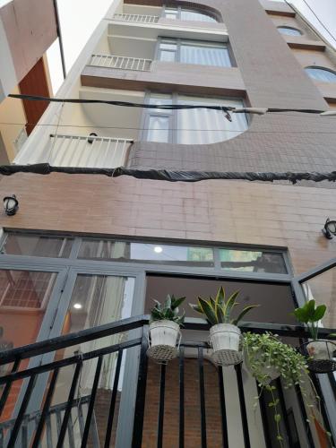 Un edificio con plantas en macetas en un balcón. en MOTEL Thanh Hằng, en Can Tho