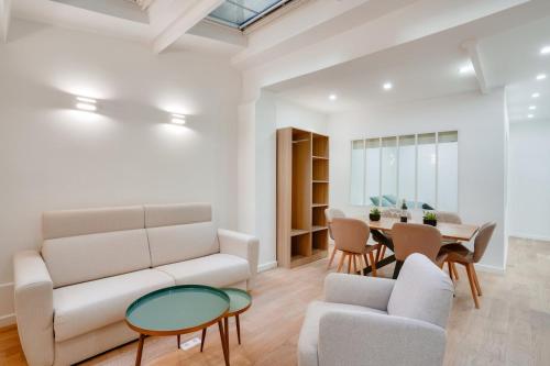un salon avec un canapé et une table dans l'établissement Cozy apartment in Saint-Germain-des-Prés, à Paris