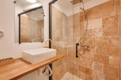 une salle de bain avec douche et lavabo dans l'établissement Cozy apartment in Saint-Germain-des-Prés, à Paris