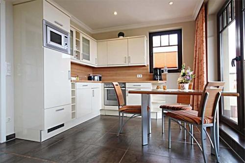 Kuchyň nebo kuchyňský kout v ubytování Urlaubstraeume-am-Meer-Wohnung-3-11-641