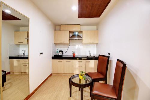 Limewood Stay - Unitech Cyber Parkにあるキッチンまたは簡易キッチン