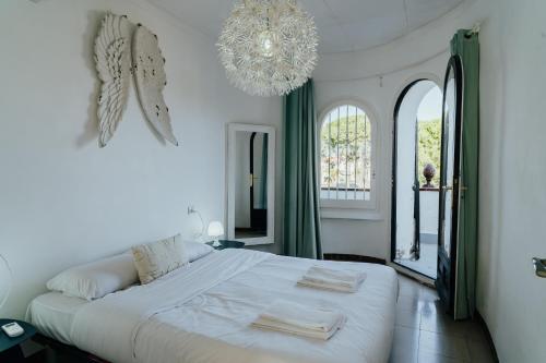 A bed or beds in a room at WELCS VILLA 021 EMP CaZa con piscina privada