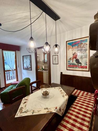 a living room with a table with a bowl on it at Appartamento sulle piste di Limone in Limone Piemonte