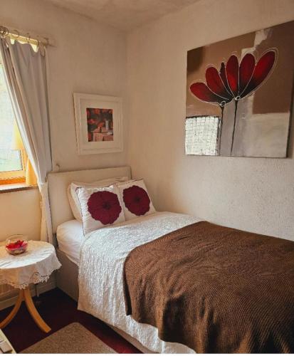ein Schlafzimmer mit einem Bett und zwei Kissen darauf in der Unterkunft Cuisinease in Ollerton