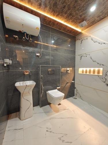 a bathroom with a toilet and a shower and a sink at Gulmarg Orchard in Gulmarg