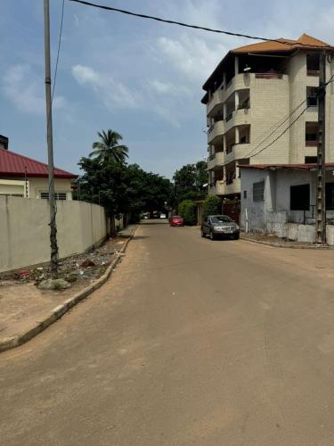 an empty street in front of a building at Motel Africa pas Chers in Conakry