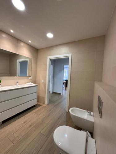 Un baño con un inodoro blanco y un lavabo. en Yvacas 1B, en Tudela