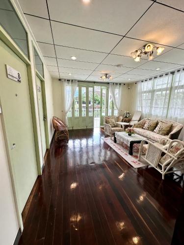 Un lugar para sentarse en Zane Balcony House Ranong Hotel เซน บัลโคนี่ เฮ้าส์ ระนอง
