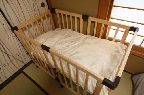 an overhead view of a crib in a room at 一棟貸し宿 ローカルプライド大和高田 in Yamatotakada