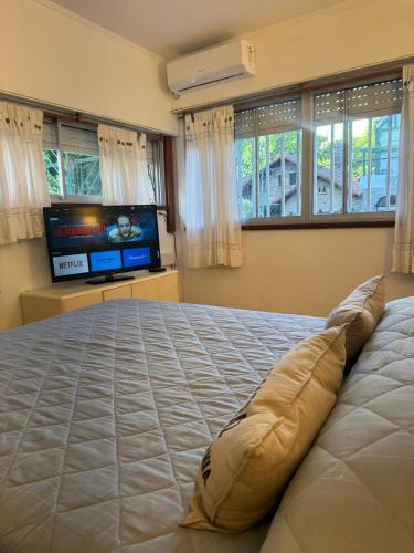 En eller flere senge i et værelse på Guemes , departamento