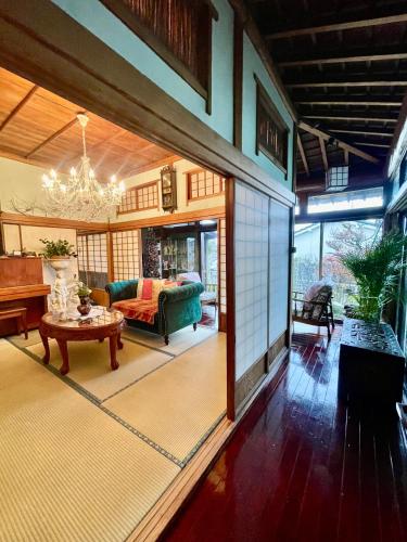 Ruang duduk di Satsuma vacation home