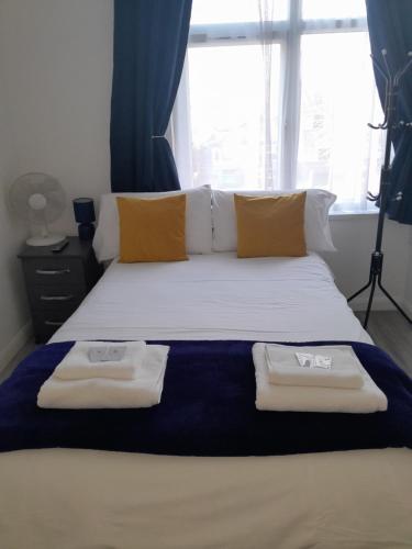 Ένα ή περισσότερα κρεβάτια σε δωμάτιο στο The Broadway Rooms