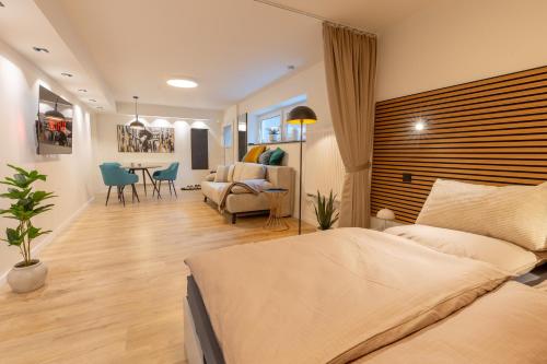 Un dormitorio con una cama y una sala de estar. en City Nest Dortmund, en Dortmund