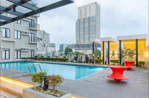 Piscina de la sau aproape de Overlooking City View