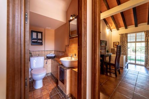 ein Badezimmer mit Toilette und Waschbecken in der Unterkunft Casa el Rincón del Lago Alojamiento Rural in Córdoba
