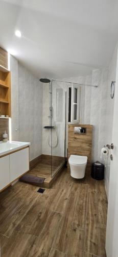 Bilik mandi di Ageri II Beach Front Apartment