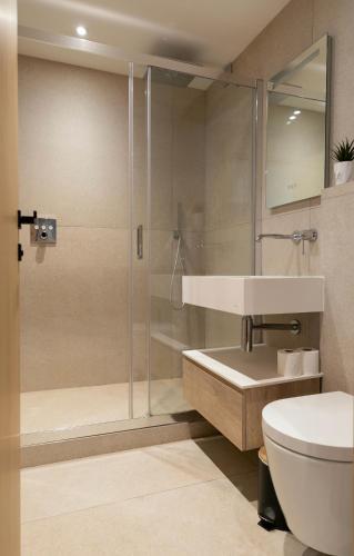 une salle de bain avec une douche, un lavabo et des toilettes dans l'établissement LE STANDING - Appartement de haut standing proche du port, à Antibes