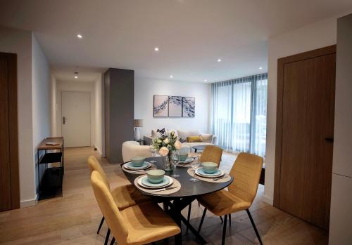 une salle à manger et un salon avec une table et des chaises dans l'établissement LE STANDING - Appartement de haut standing proche du port, à Antibes