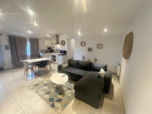 un salon avec un canapé et une table dans l'établissement A deux pas des péniches, à Castelsarrasin