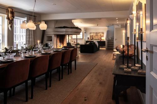 une grande salle à manger avec une longue table et des chaises dans l'établissement Bergvillan Ski Lodge, à Åre