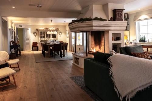 un salon avec un canapé et une cheminée dans l'établissement Bergvillan Ski Lodge, à Åre